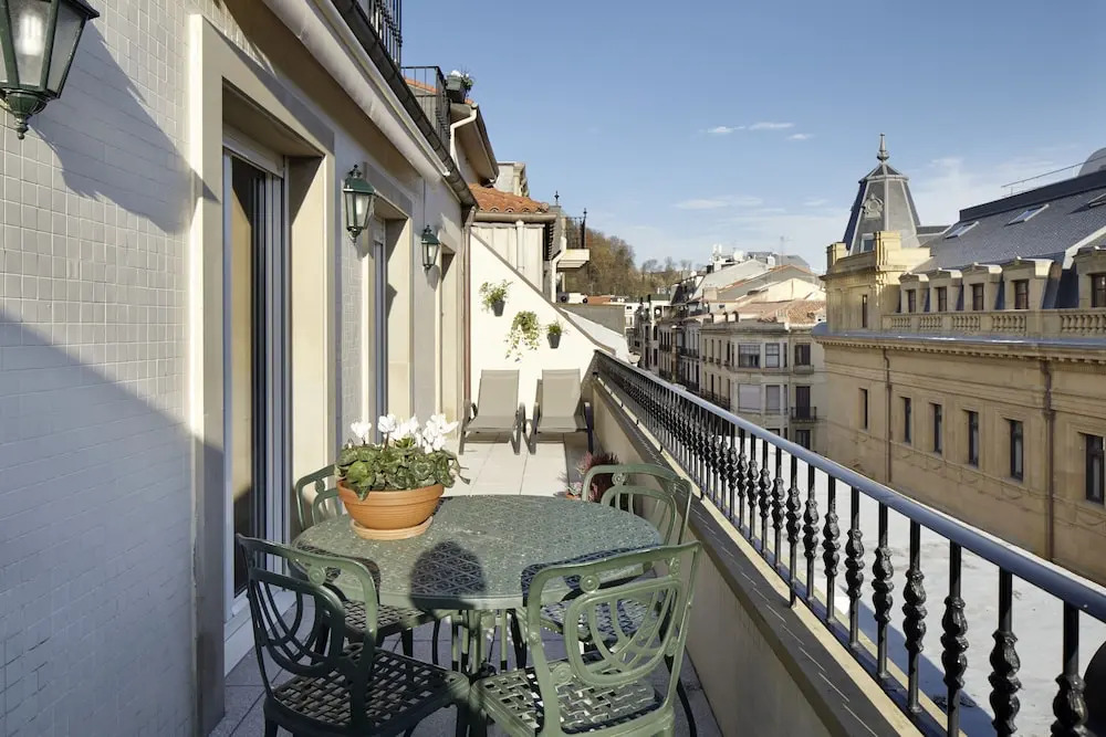 Garibay Terrace by FeelFree Rentals