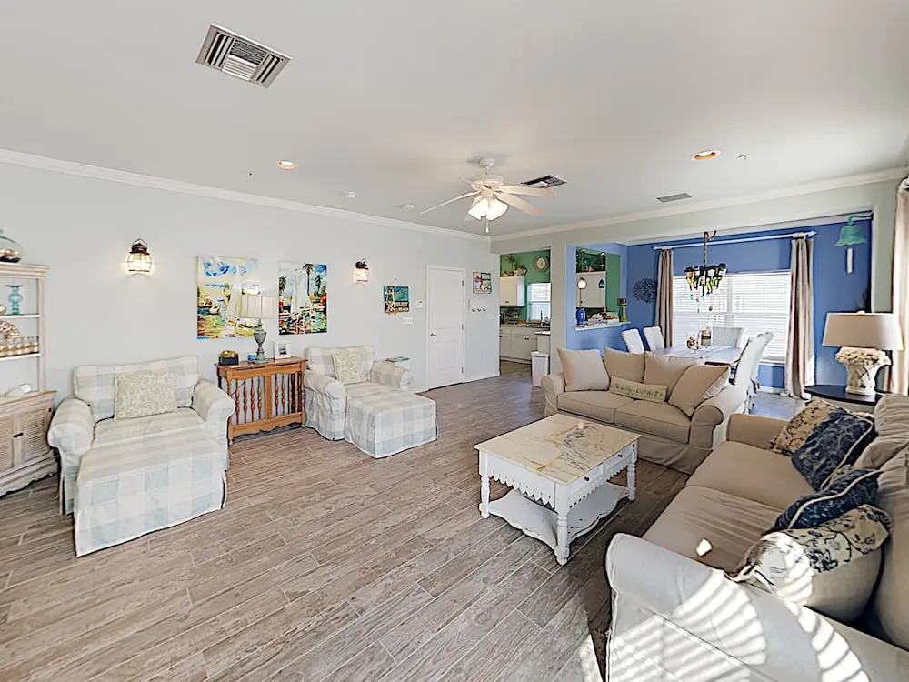 3BR Townhome with Tower Views by RedAwning
