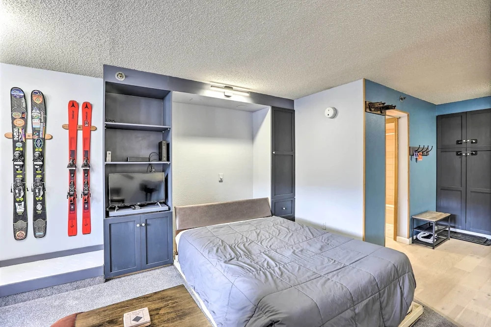 Cozy Ski-in/out Winter Park Studio w/ Hot Tubs!