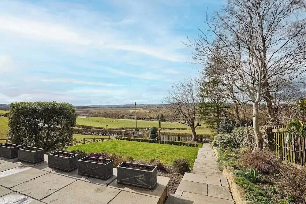 House Sleeps 10 With Parking and Garden