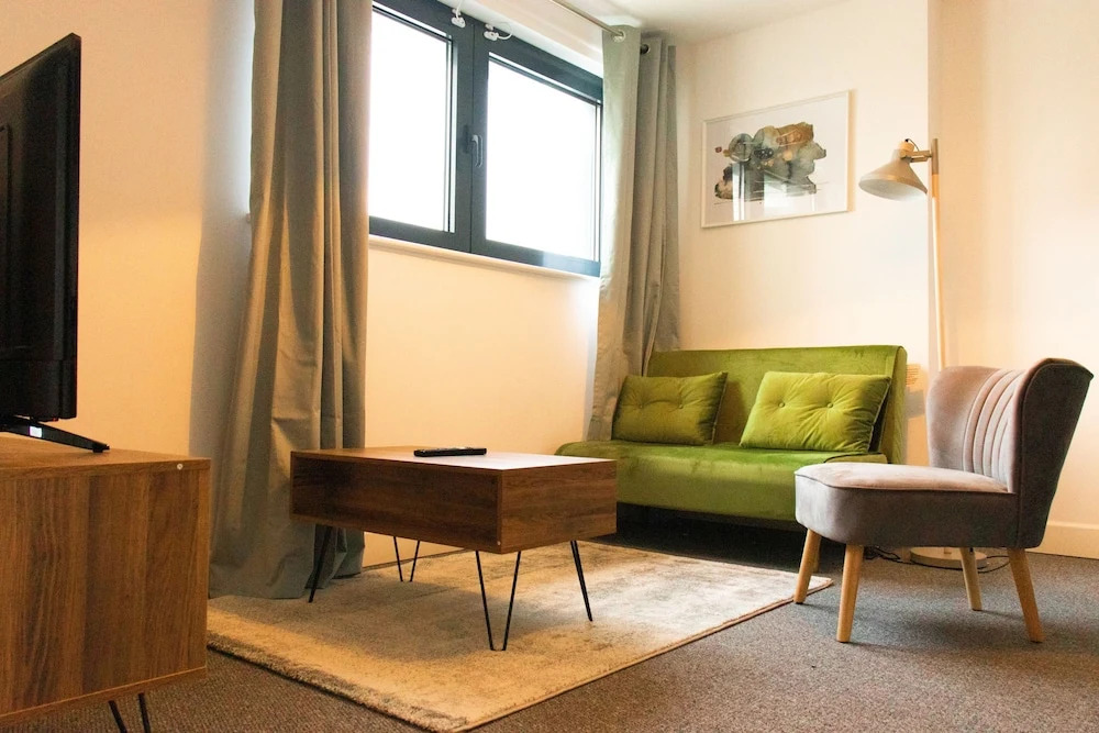 Livestay - 3 bed Apt With Balcony Near Heathrow
