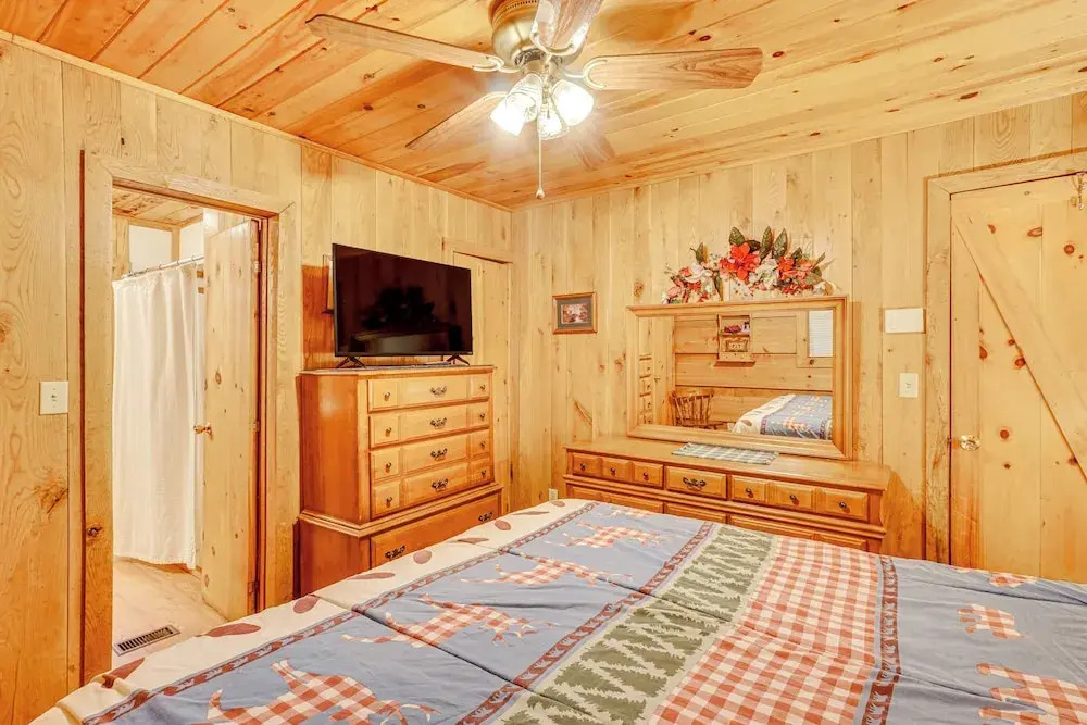 Cozy Tellico Plains Cabin w/ Large Mountain Creek!