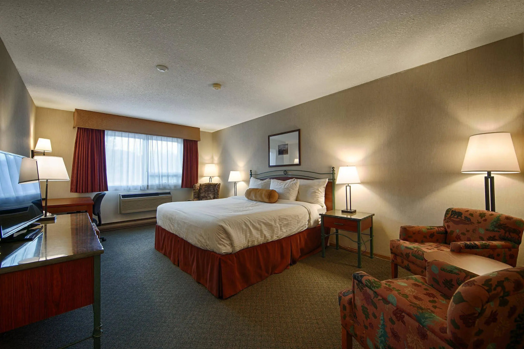 Invermere Inn & Suites
