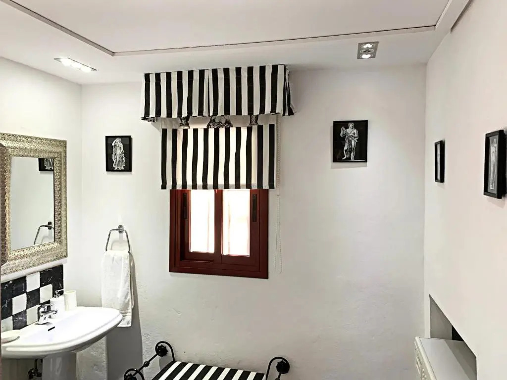 VILLA NABRISA MARBELLA, 5 BEDROOM, PRIVATE POOL, GARDEN, BBQ