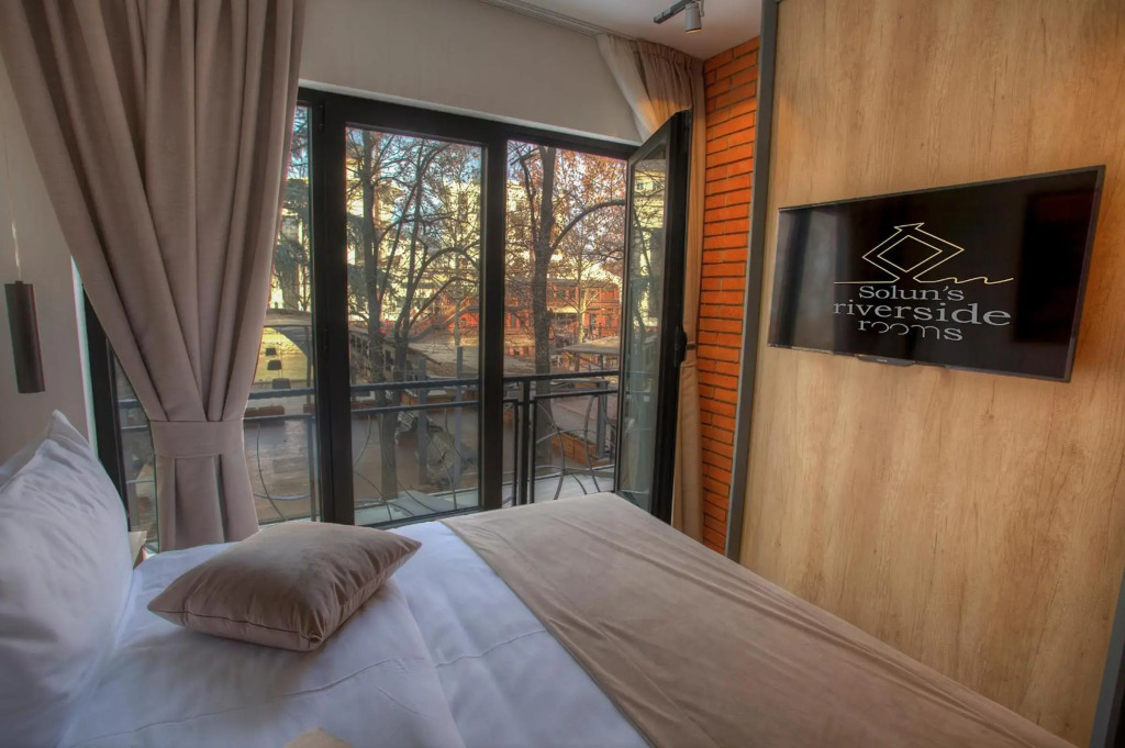 Solun's Riversides Room