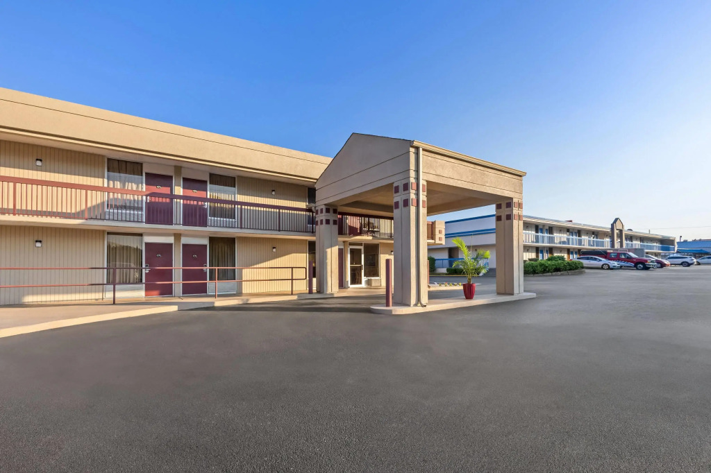 Super 8 by Wyndham Commerce