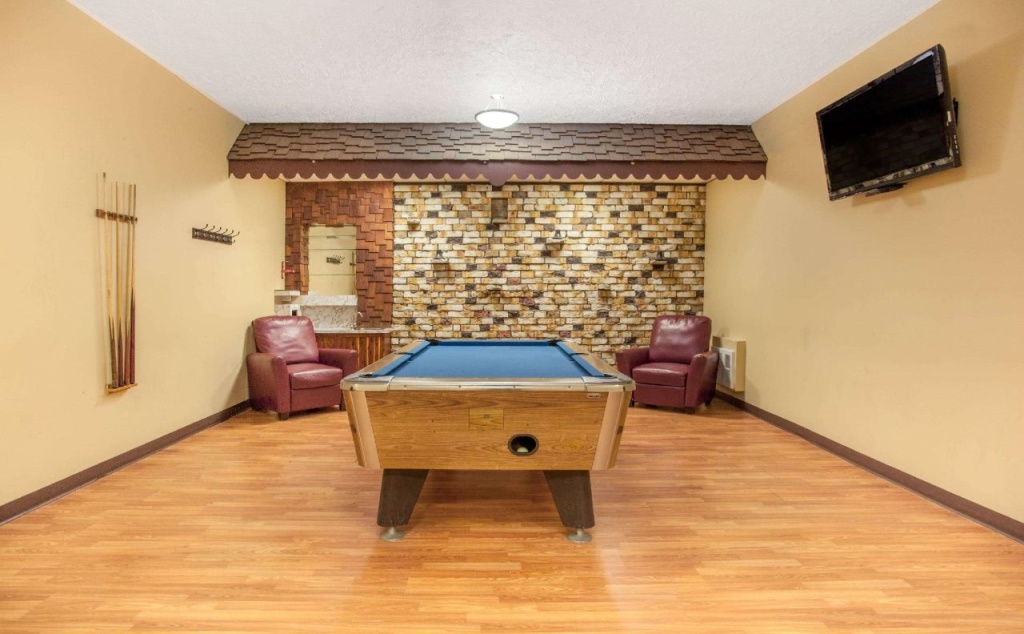Econo Lodge Inn & Suites