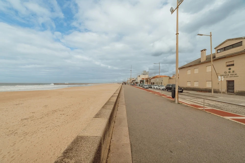 Espinho Modern 3 Bedroom Apartment by Vacationy