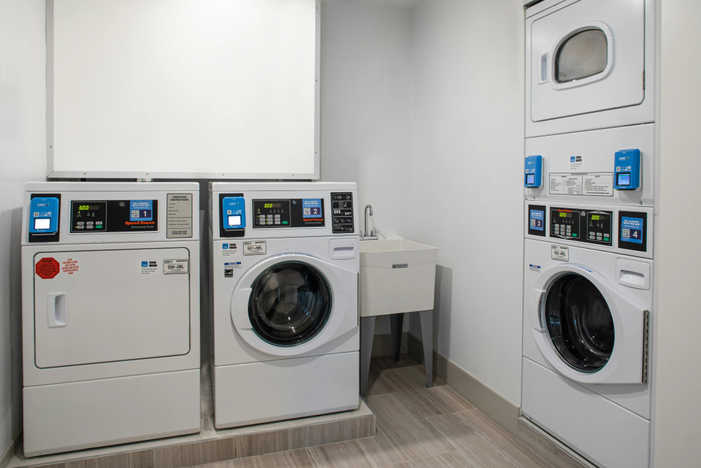 Holiday Inn Express & Suites Woodside LaGuardia Airport