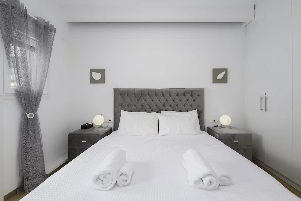 Lush Emerald apt in the heart of Athens