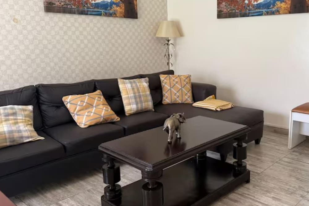 Cottage - Sleeps 4 - Pool - Near Airport