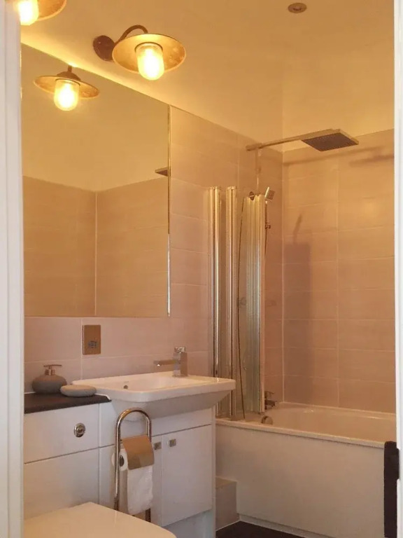 Spacious 1 Bedroom Split Level Old Pub Conversion Tower Bridge