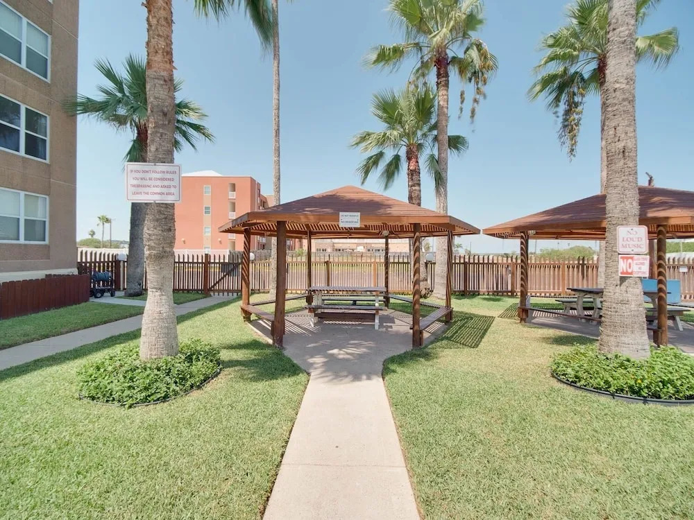 Charming 1 Bedroom, 3 Minute Walk To The Beach Condo by RedAwning