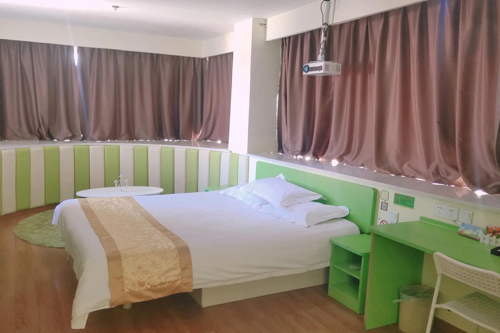 Shanghai Haiyou Hotel (Fengxian Huancheng East Road Subway Station)