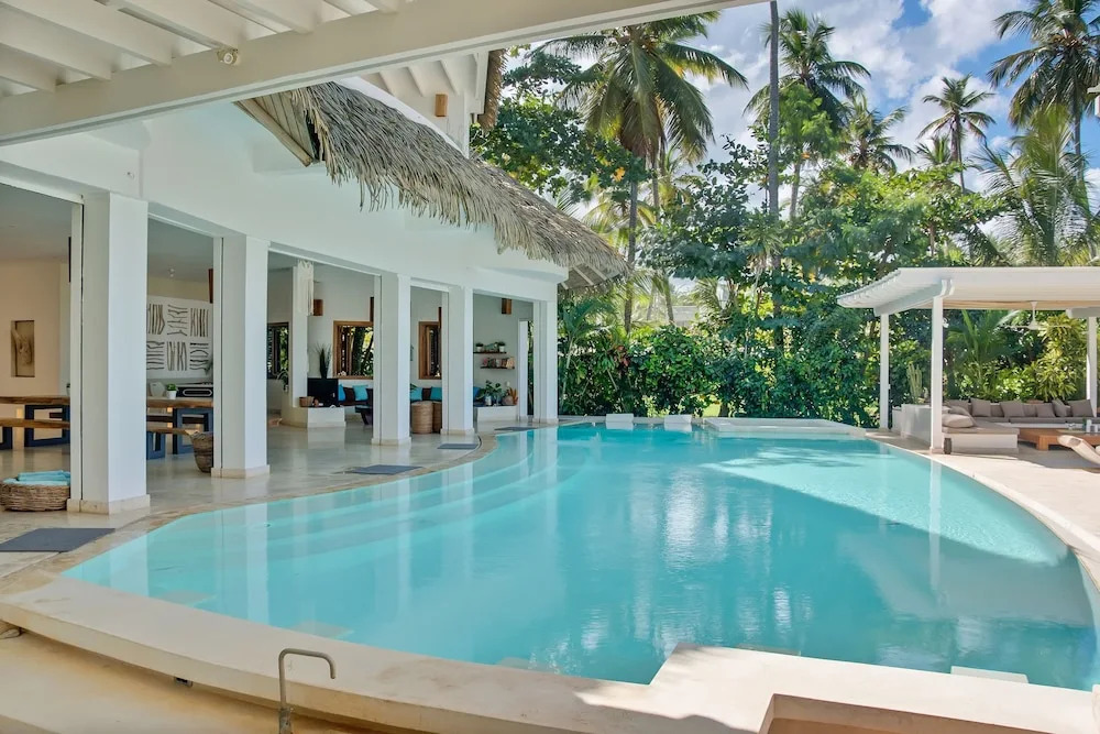 Beachfront Oasis Pool Chef Hskp Sleeps 22