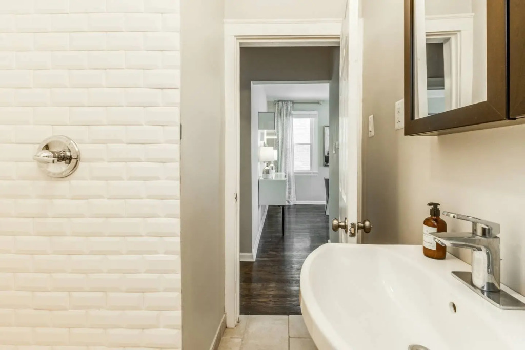Great 6 Bedroom Peaceful Family Retreat in the University District