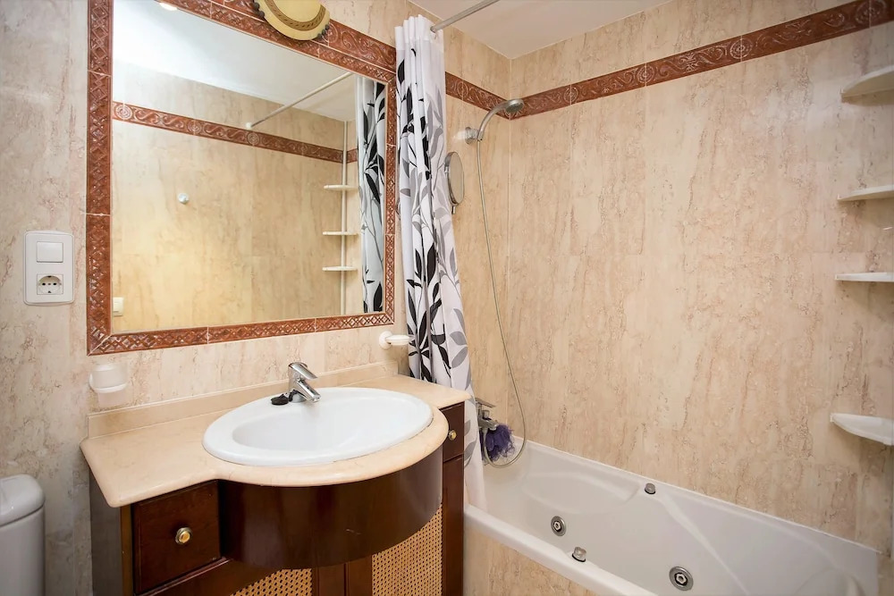 3 bed apartment close to beach BB43