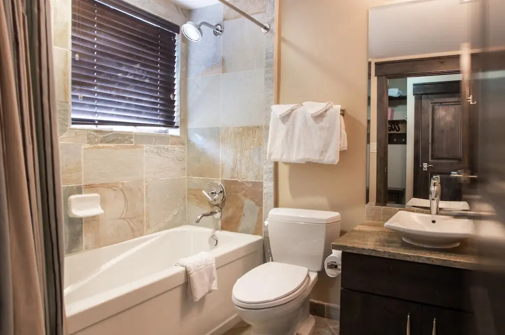 Spacious Village View Townhouse with Fireplace at Parry Peak Lofts townhouse
