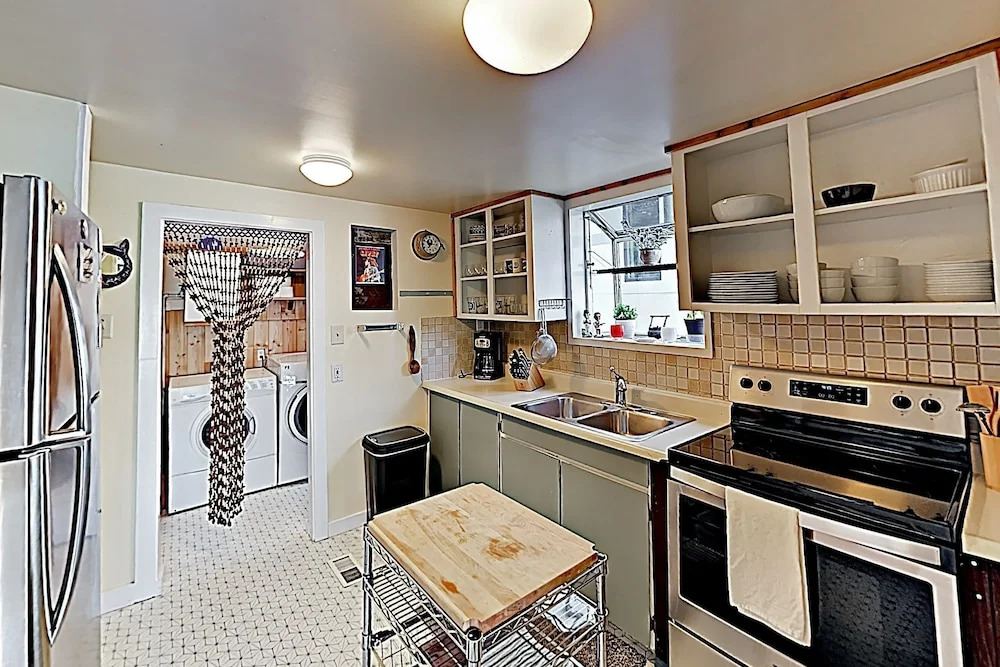 New Listing! Easy Street Beach House On Alki 3 Bedroom Cottage