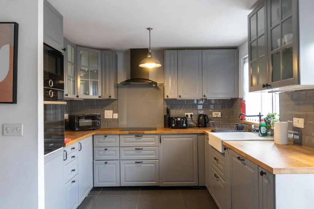 LARGE & NEW Contractor House & Private Parking & Garden & close toM6
