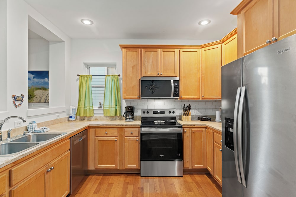 Stay at The Hut! Room for Everyone! 4BR Fun Sleeps 11