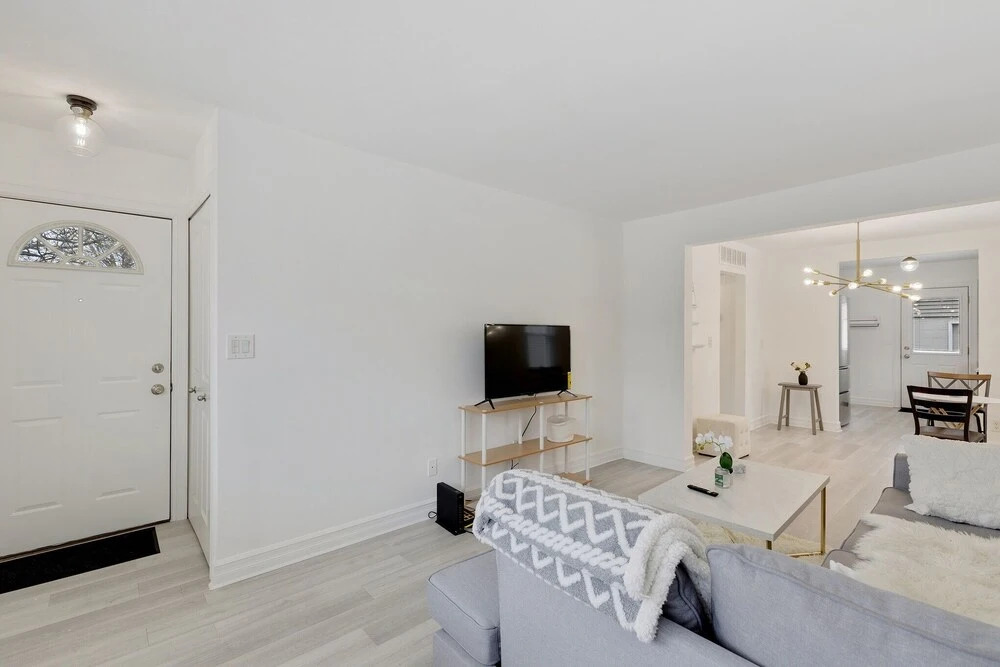 Beautiful Romantic 2 Bedroom House in the City Close to Restaurants and Bars 2 Home by Redawning