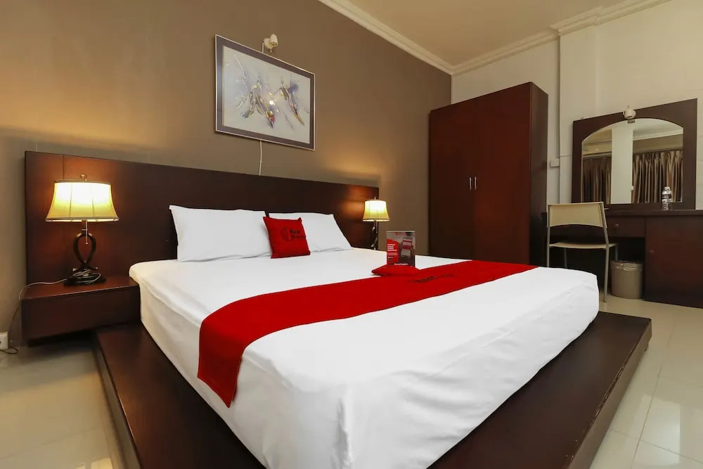 RedDoorz Plus near Ferry Terminal Batam Center