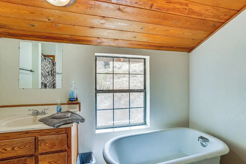 Updated Cabin in Lewiston Historical District!