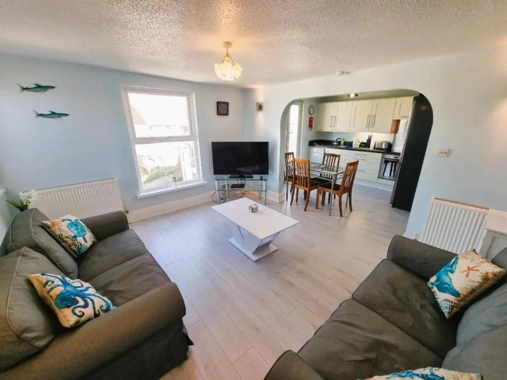 Sea Views, Big 2 Bed Flat Close To Beach & Harbour