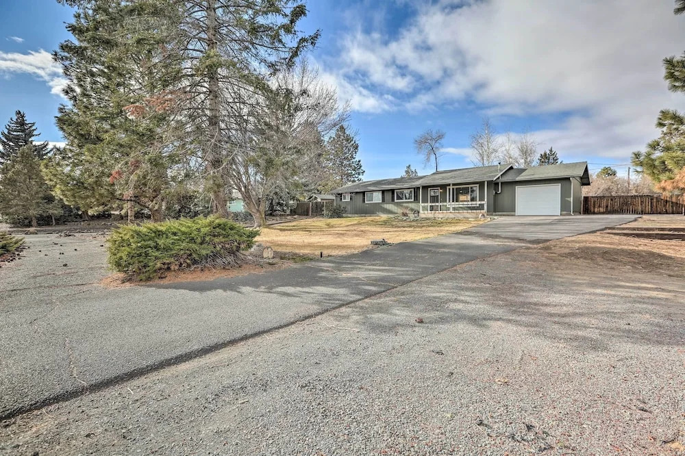 Relaxing Redmond Retreat: Golf, Hike & Ski!