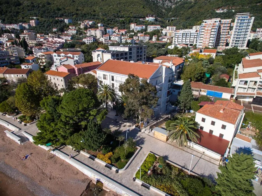 De Lux Apartments