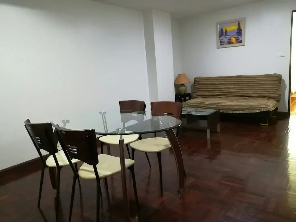 Le Vanvarothai Saladaeng Residence