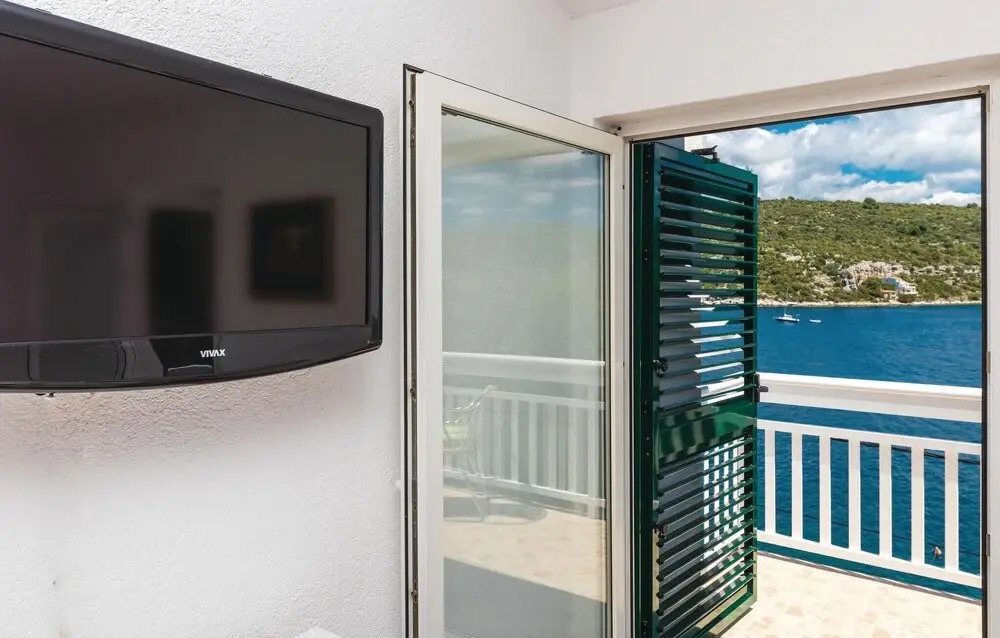 Beautiful Home in Drvenik Veliki With Wifi and 4 Bedrooms