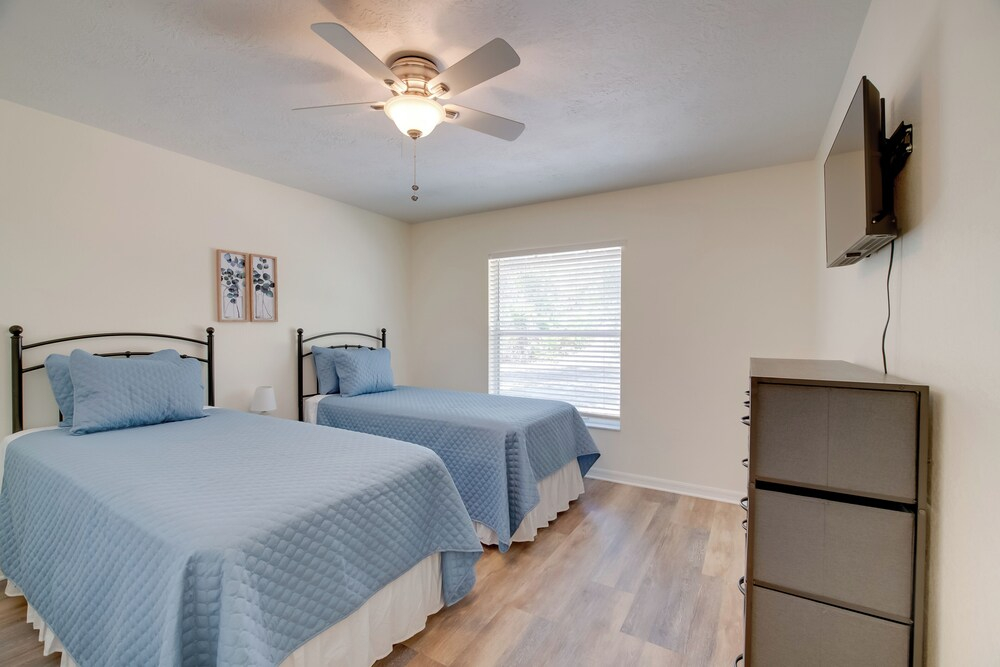 Steps From Crystal River: Crystal River Getaway!