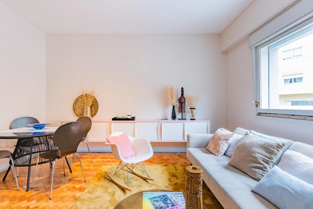 UNIQUE Modernist Duplex apartment & PARKING