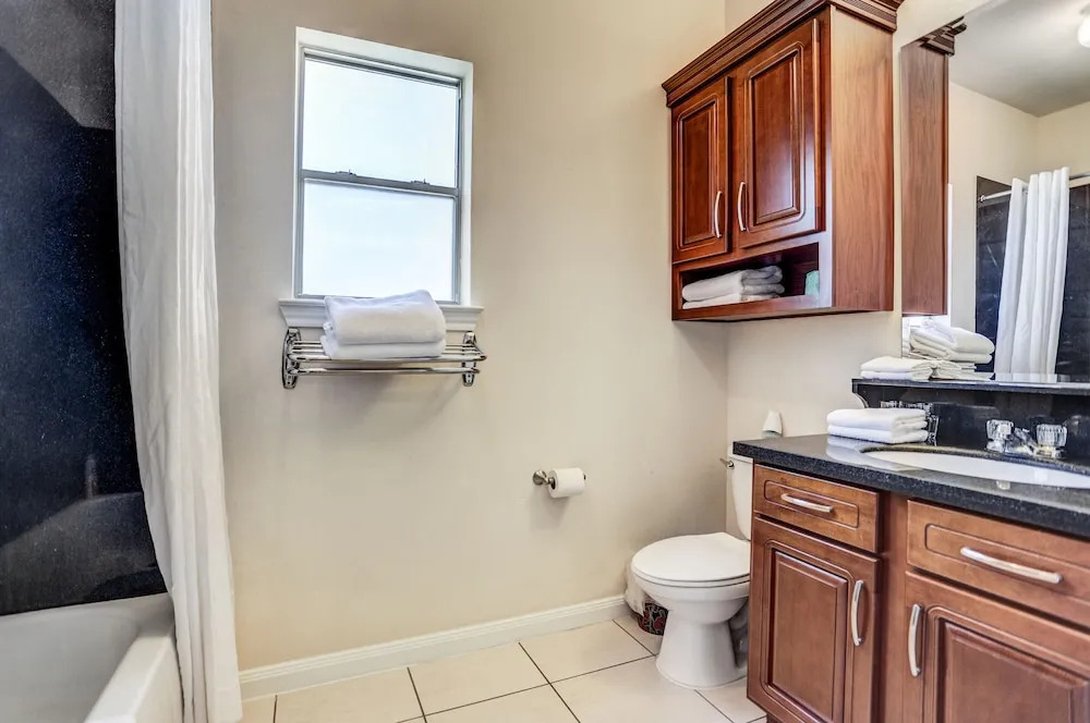 Villa Laverne 3 Bed Room Suite Furnished Condos