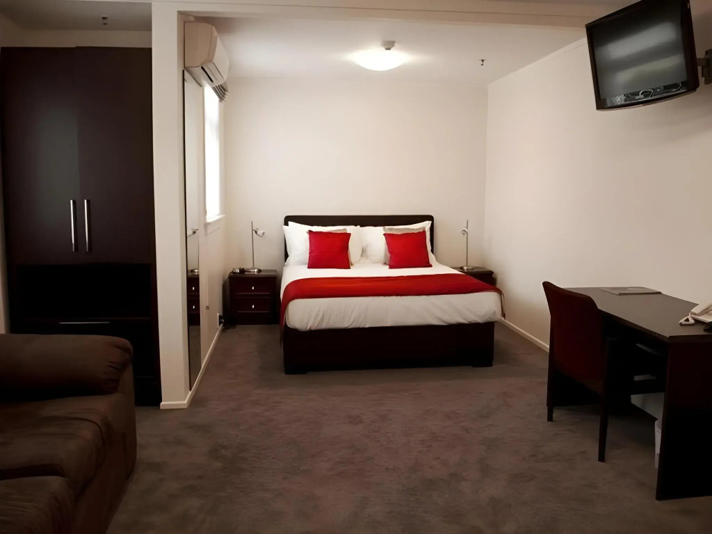 At Eden Park Motel