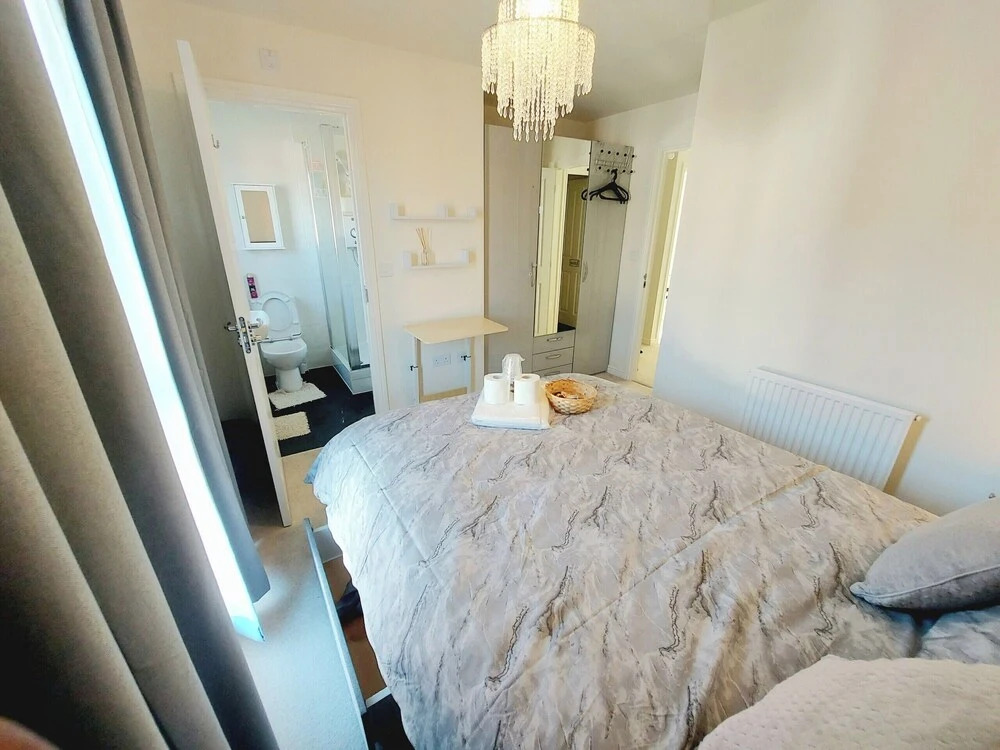 3 Guest Rooms in a 3bed house with kitchen, ENSUITE options also available