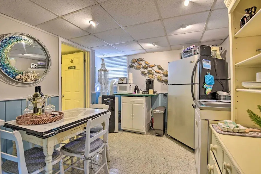 8 Mi to Beaches: Artistic Bradenton Studio w/ Yard