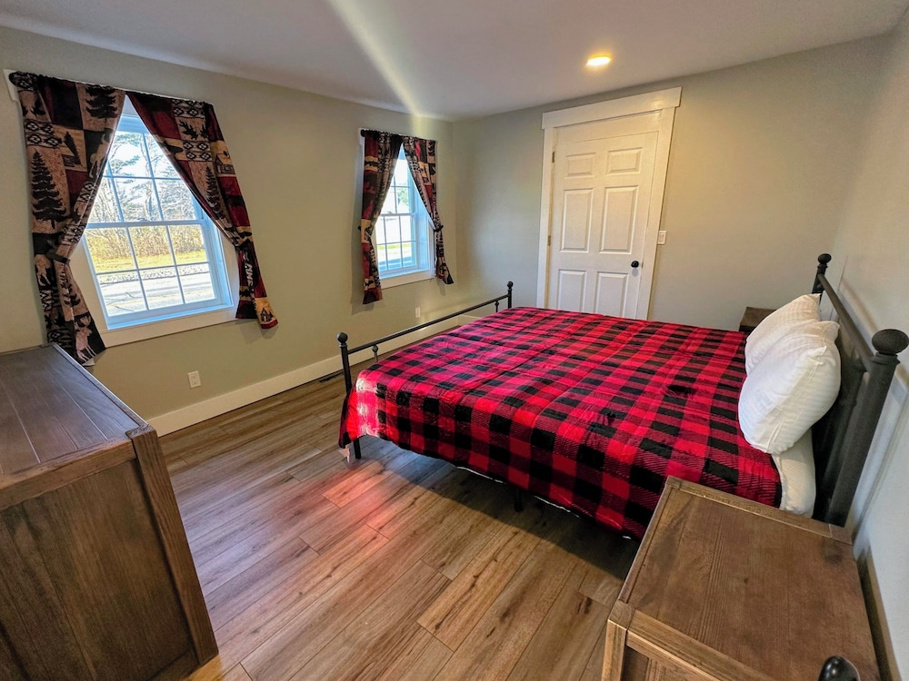 Renovated Farmhouse on Snowmobile Trail With Firepit & Mountain Views, 10 min From Bretton Woods