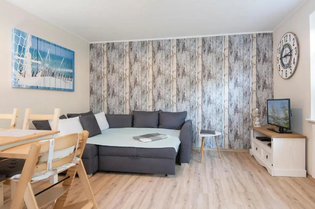 Wohnung 4, Leni