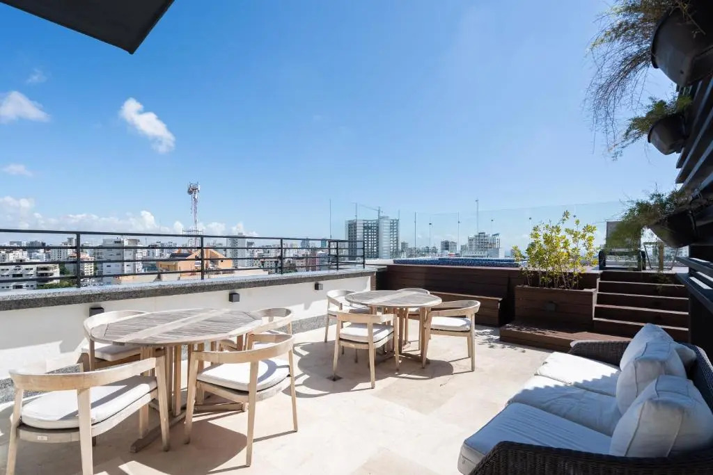 King-pool-CityView-Gym-WiFi-1br-YellowKey