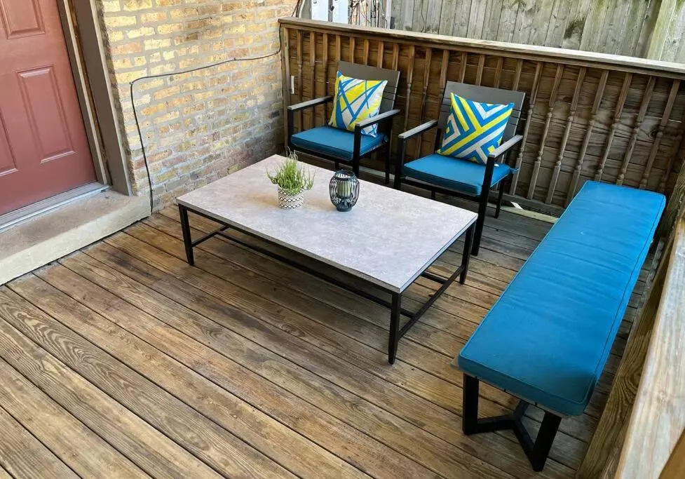 Trendy West Town Flat - 2 bed / 1.5 bath w parking