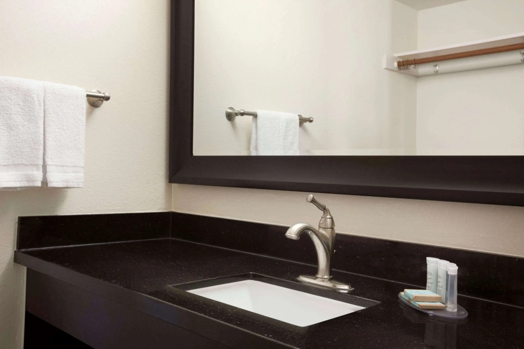 Travelodge by Wyndham Bakersfield