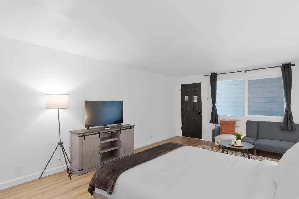Silver Sands Motel