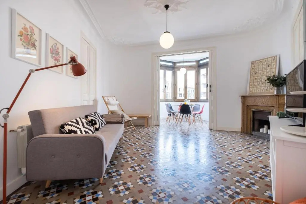 Sunny and Modernist apartment for groups in center