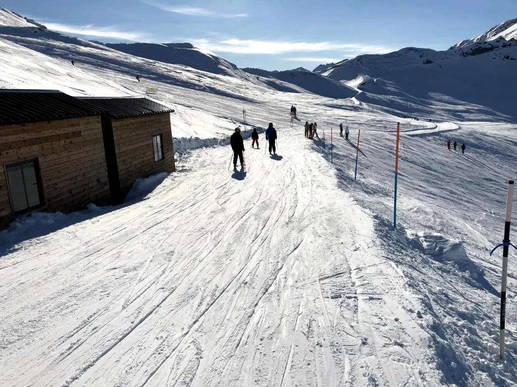 Clotes apartment, 50m from slopes - sleeps 8, 2 bath - Sauze Holiday