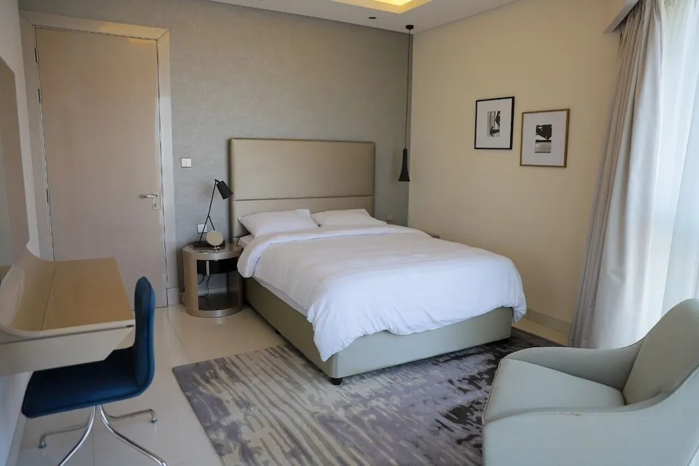 Fully Furnished 3 Bedroom in Paramount Prime Location Spacious Layout