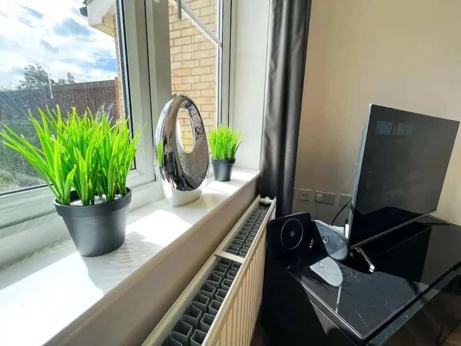 Lovely 4 Bedroom Apartment With Free Internet, study and Parking