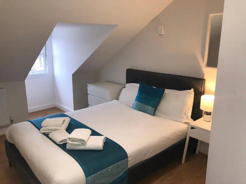 Town Centre Apartment with FREE Parking